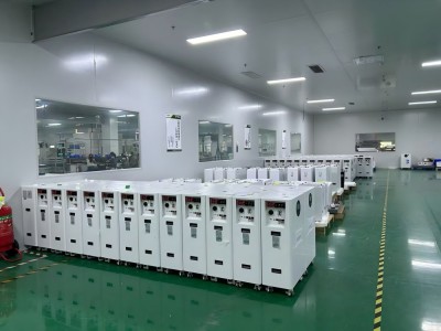 Se envían 100 baterías montadas en el suelo