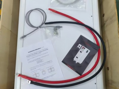 Equipado con diversos mazos de cables de batería correspondientes y repuestos