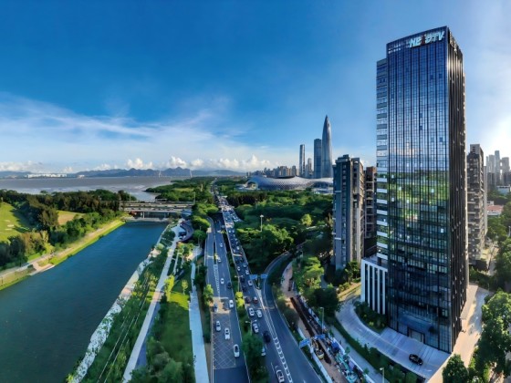 Combinación de paneles solares, inversores y baterías en un sistema fotovoltaico